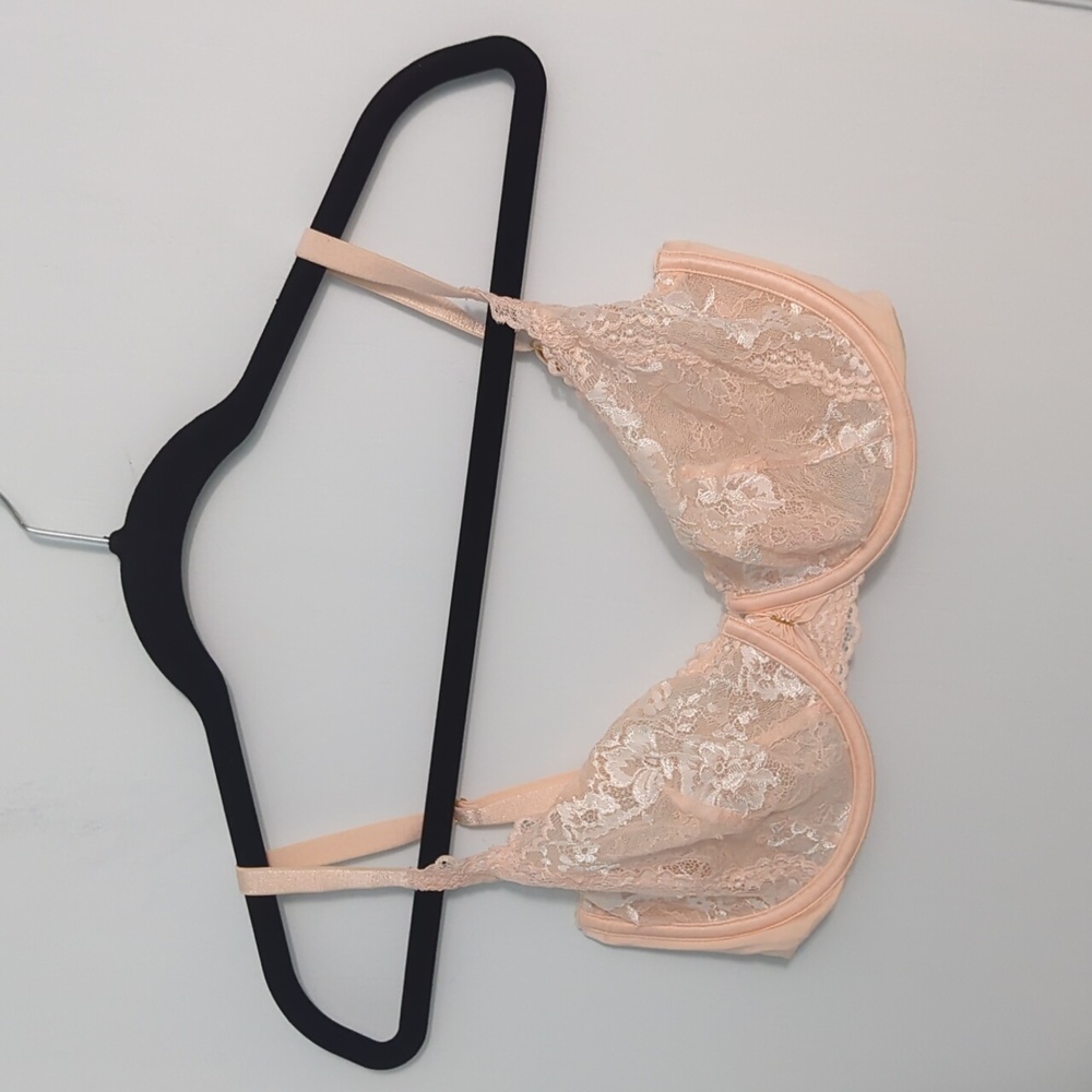 Victoria's Secret Sz 34DD Peach Underwire Unpadded Bra with Beautiful White Lace